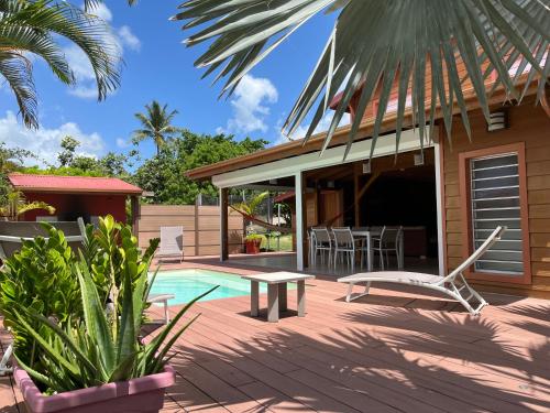Villa neuve de standing en bois avec piscine in Le Moule
