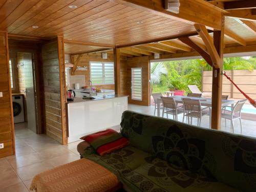 Villa neuve de standing en bois avec piscine in Le Moule