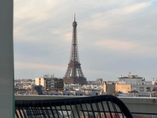 Vue extraordinaire sur la tour Eiffel