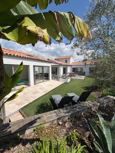 Villa LES EMBRUNS avec piscine intérieure chauffée 2 à 8 personnes