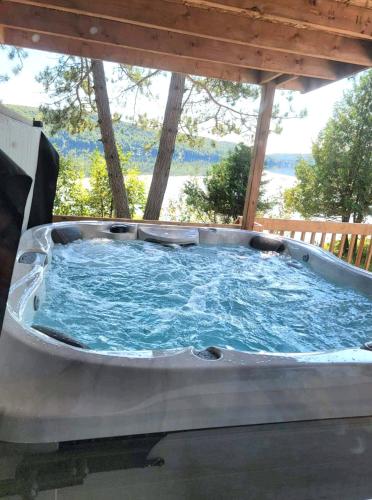 熱水浴缸, The Laurentides PrivateLog and Spa Escape in 拉克薩圭 (QC)