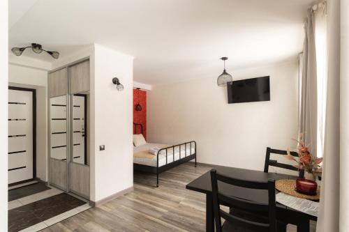 Park-View Studio Apartment with Free Parking - 10 min to Old Town, Riga (photo 2)