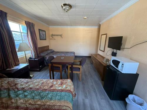 Railroad Inn Amory Near Tupelo MS - image 14