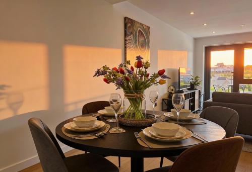 Leeds City Centre 2BR Apartment - Luxury Stay with Private Terrace, Leeds (Foto 2)