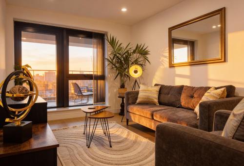 Leeds City Centre 2BR Apartment - Luxury Stay with Private Terrace, Leeds