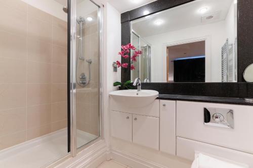 Bond Street Apartment - main image