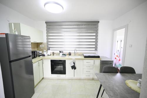 Perfect apartment next to the beach – khách sạn tại Kiryat Yam