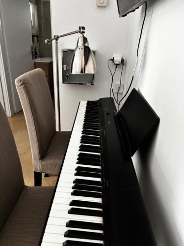 Soboro Piano Studio Kalamaria near airport & metro station – khách sạn tại Kalamaria