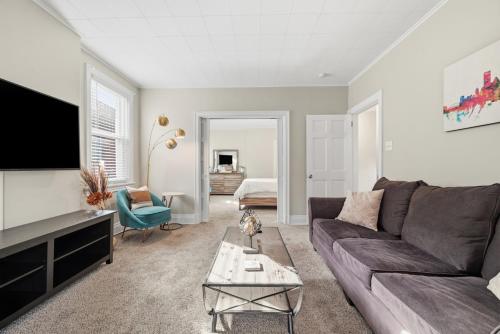 Spacious & Clean 3BR 2 Balconies Parking – khách sạn tại Manchester