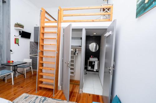 Studio apartment located central Lisbon - image 13