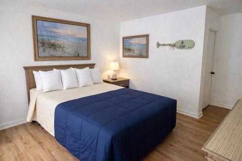 1 queen bed, 1 twin bed