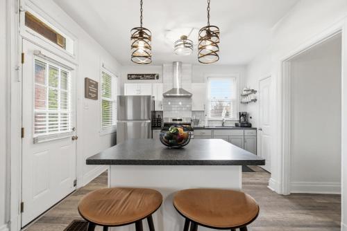 2 Bedroom Apt - Stylish, Modern, And Convenient! in Pittsburgh, USA