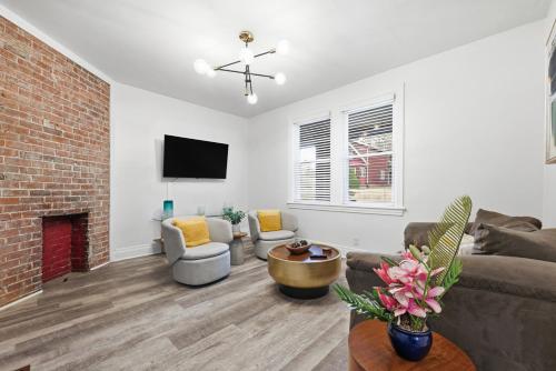 2 Bedroom Apt - Stylish, Modern, And Convenient! in Pittsburgh, USA