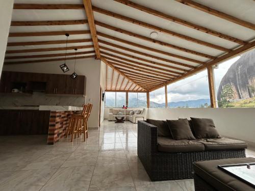 Cómoda casa con espectacular vista a la piedra y embalse