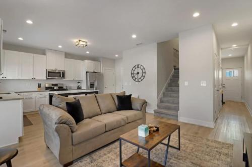 Perfect 4BR Townhouse with Parking & Pickleball Access in Warrenville (IL)