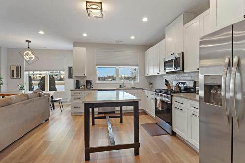 Perfect 4BR Townhouse with Parking & Pickleball Access in Warrenville (IL)