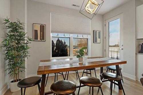 Perfect 4BR Townhouse with Parking & Pickleball Access in Warrenville (IL)