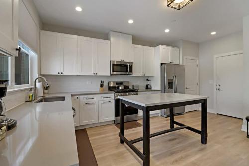 Perfect 4BR Townhouse with Parking & Pickleball Access in Warrenville (IL)