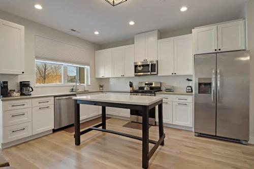 Perfect 4BR Townhouse with Parking & Pickleball Access in Warrenville (IL)