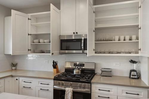 Perfect 4BR Townhouse with Parking & Pickleball Access in Warrenville (IL)