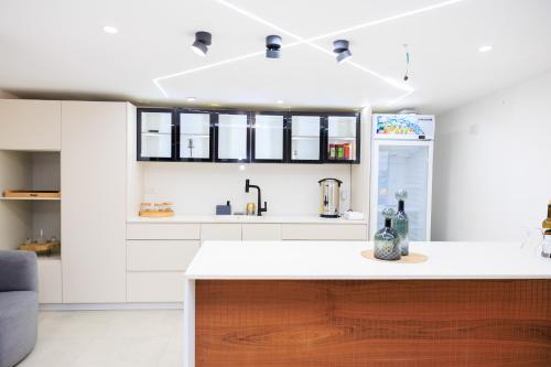 주방, Beeri BaKfar - Private Pool Suite in 키리아트 가트