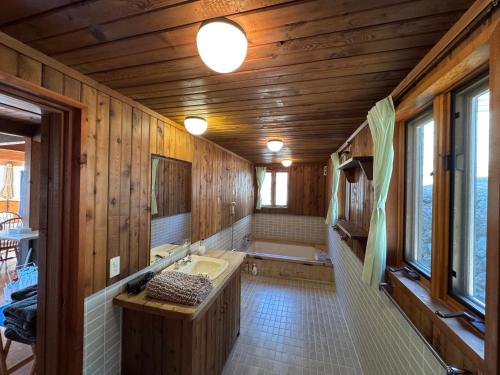 Cabin B vacation house rental Mt Fuji View 3 min lake Saiko 5min drive Lake Kawaguchi in Saiko Lake