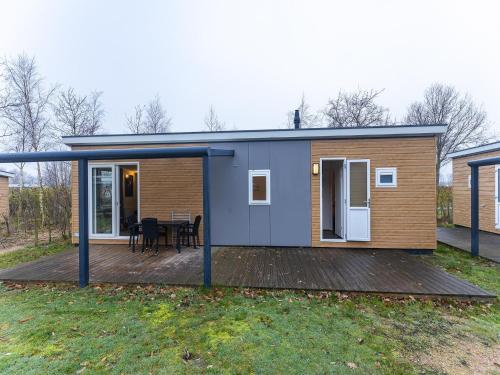Cosy Family Chalet with Covered Terrace – khách sạn tại Nieuw-Haamstede