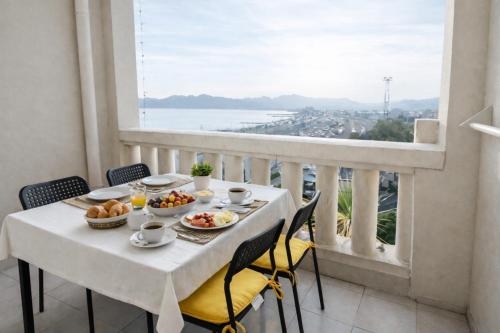 Stunning Sea View - Balcony - 2min to Beach - AC - WIFI - Pool – khách sạn tại Cannes La Bocca