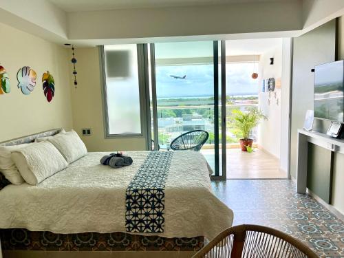 Lovely Suite steps away from the airport and sea