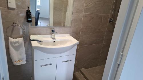 3 Double 4 Single and 2 Sofa Beds, Apartment1 in New Lynn