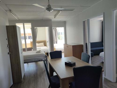 3 Double 4 Single and 2 Sofa Beds, Apartment1 in New Lynn