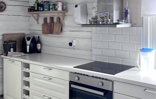 virtuve, Nice Home In Mockfjärd With Wifi (Nice Home In Mockfjard With Wifi) in Djuras