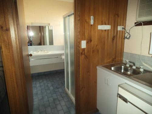 1 queen bed, 4 twin beds