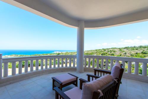Infinity Villa with Pool 1 km to Sea Amenities & Shaded BBQ! - image 13