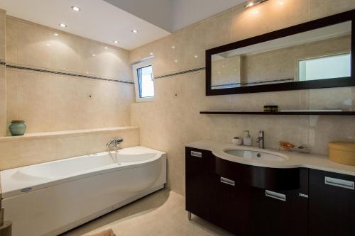 Infinity Villa with Pool 1 km to Sea Amenities & Shaded BBQ! - main image