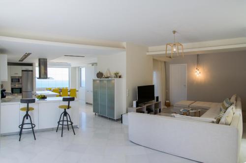 Infinity Villa with Pool 1 km to Sea Amenities & Shaded BBQ! - image 12