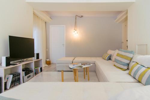 Infinity Villa with Pool 1 km to Sea Amenities & Shaded BBQ! - image 8