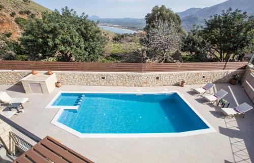  Holiday Villa Stone & Green, 2 km From Beach with BBQ & Childrens Area! in Exópolis