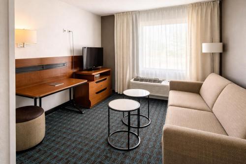 Comfort Inn & Suites Texas City I-45 - image 10