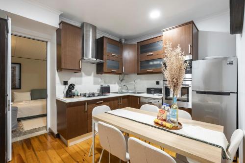 Cozy 3BR Near Av Liberdade Sleeps 8 Patio - image 6