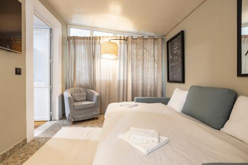 Cozy 3BR Near Av Liberdade Sleeps 8 Patio - image 10