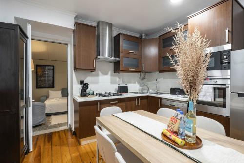 Cozy 3BR Near Av Liberdade Sleeps 8 Patio - image 12