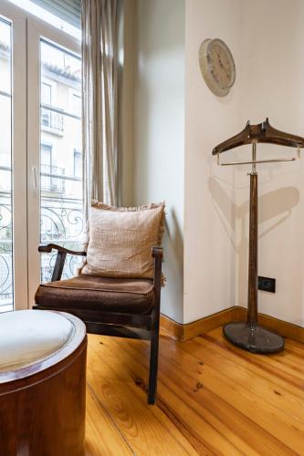 Cozy 3BR Near Av Liberdade Sleeps 8 Patio - image 8