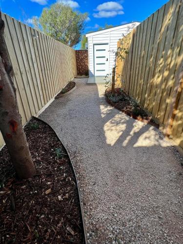 Private Barwon Heads Cottage Walk to River in Barwon Heads