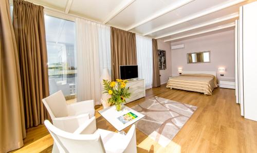 Deluxe Suite with Sea View