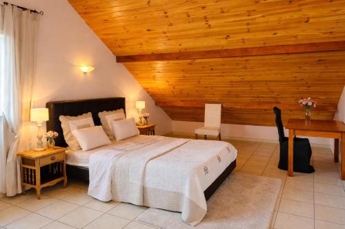 Le Rocher des Ducs, Chambres d'hotes, parking prive, abris motos in Le Glaizil