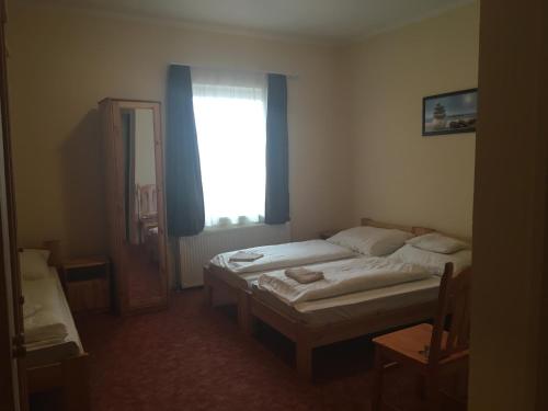 3 twin beds
