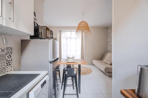 Studio contemporain - 50 mètres plage - proche centre