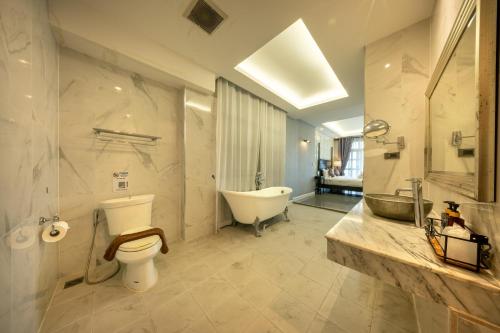 room detail thumbnail 2