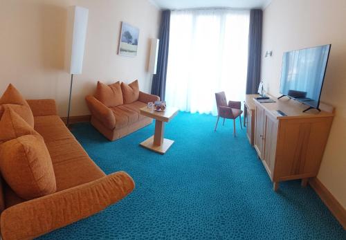 1 queen bed, 1 sofa bed